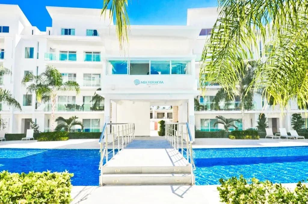 Tropical gardens at Mia Hermosa complex