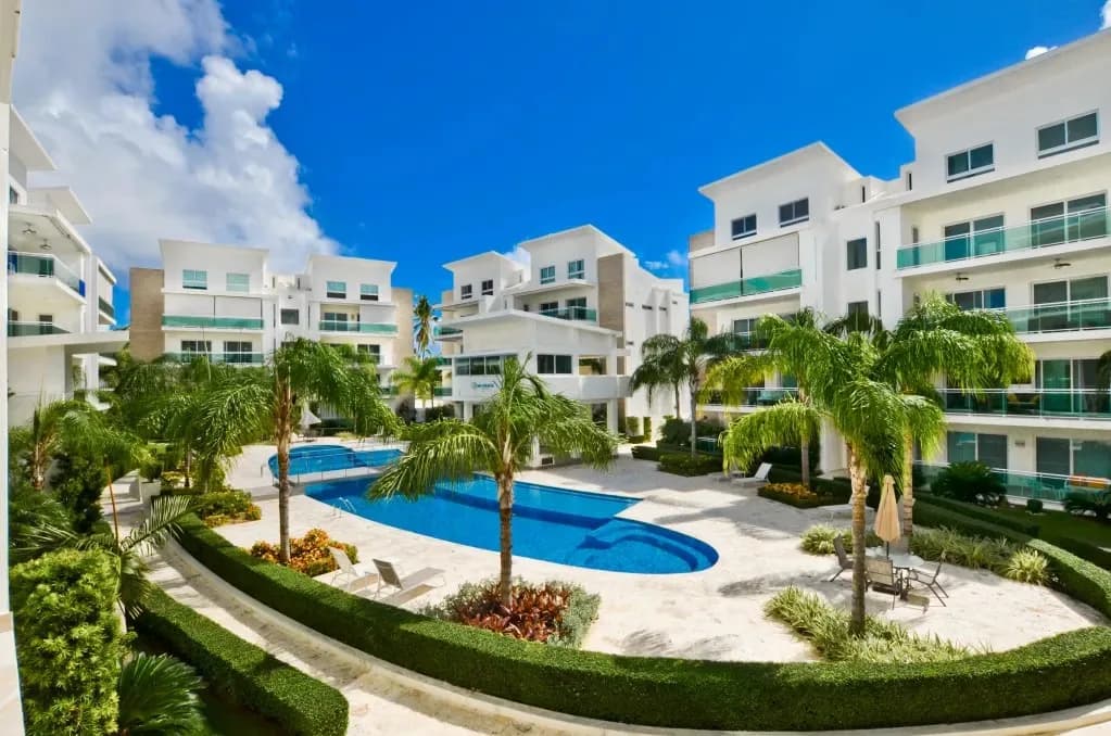 Poolside loungers at Mia Hermosa